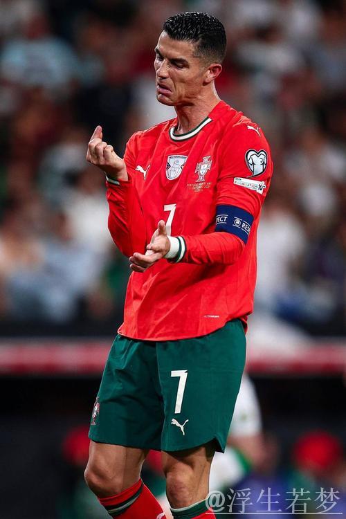 C罗分享抵达葡萄牙国家队照片引热议，球迷吐槽摄影师技术